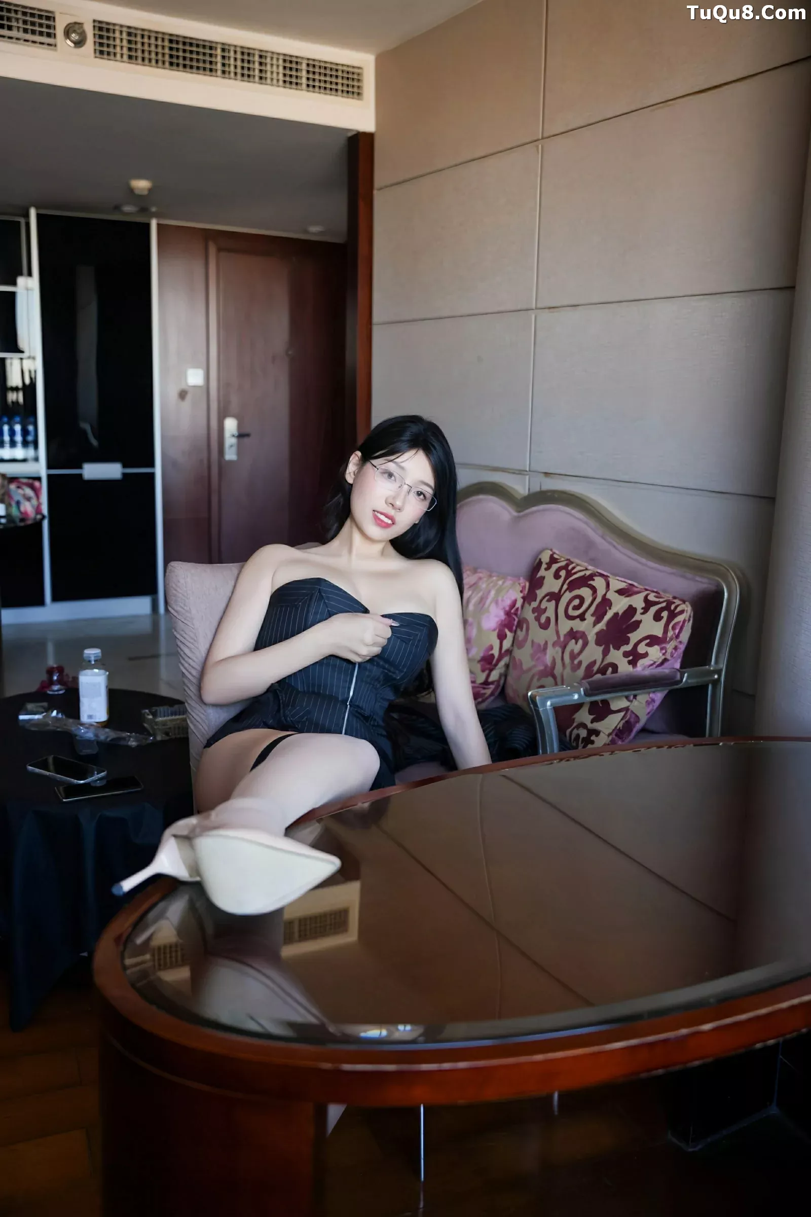 Xgyw.Org_[XiuRen秀人网]No.10487_新人模特美悠性感黑色OL服饰配黑丝吊袜秀丰腴身材诱惑写真74P