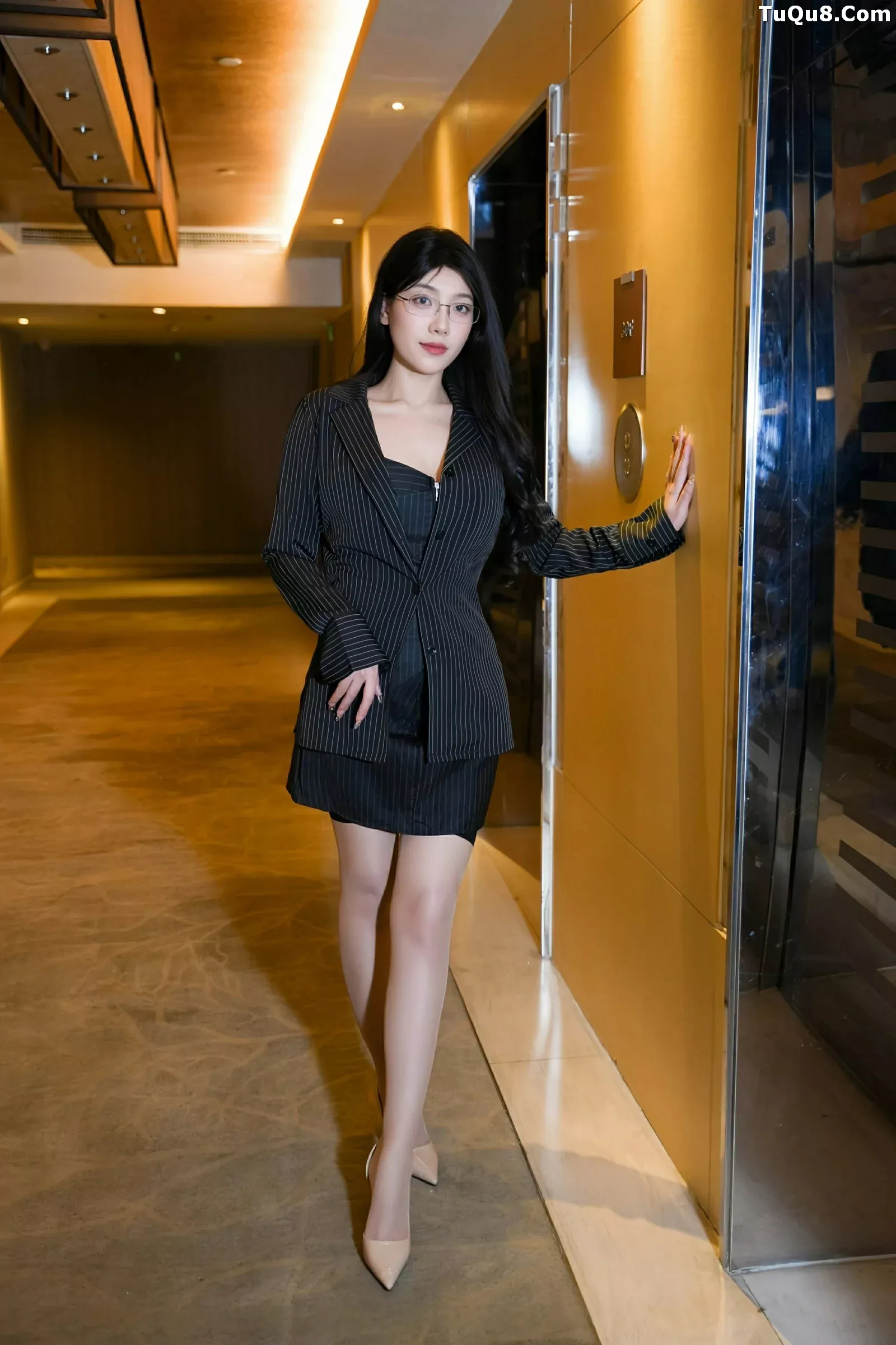 Xgyw.Org_[XiuRen秀人网]No.10487_新人模特美悠性感黑色OL服饰配黑丝吊袜秀丰腴身材诱惑写真74P