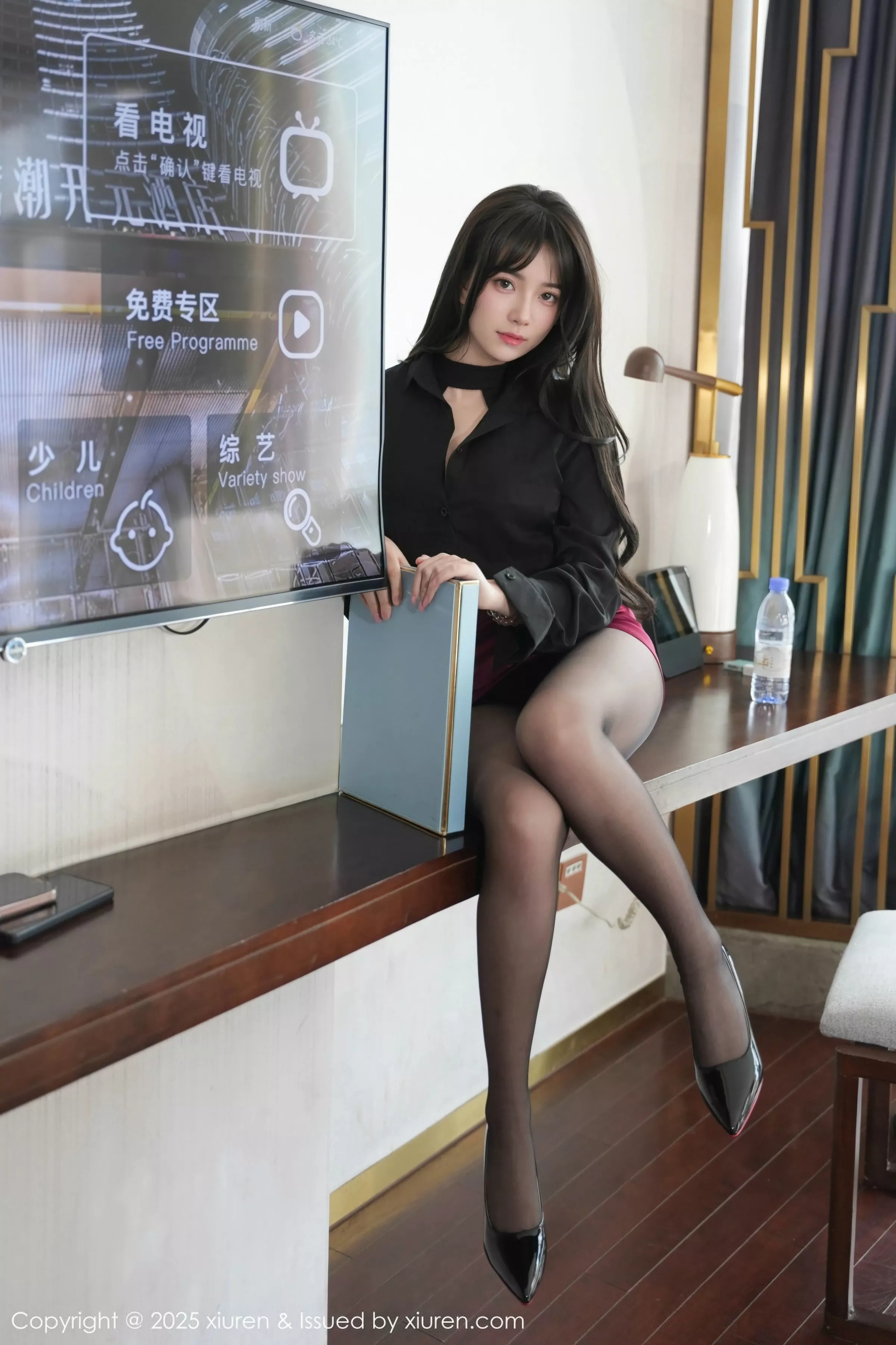 Xgyw.Org_[XiuRen秀人网]No.10527_模特软情性感黑色制服配红色短裙露超薄黑丝秀曼妙身姿诱惑写真66P