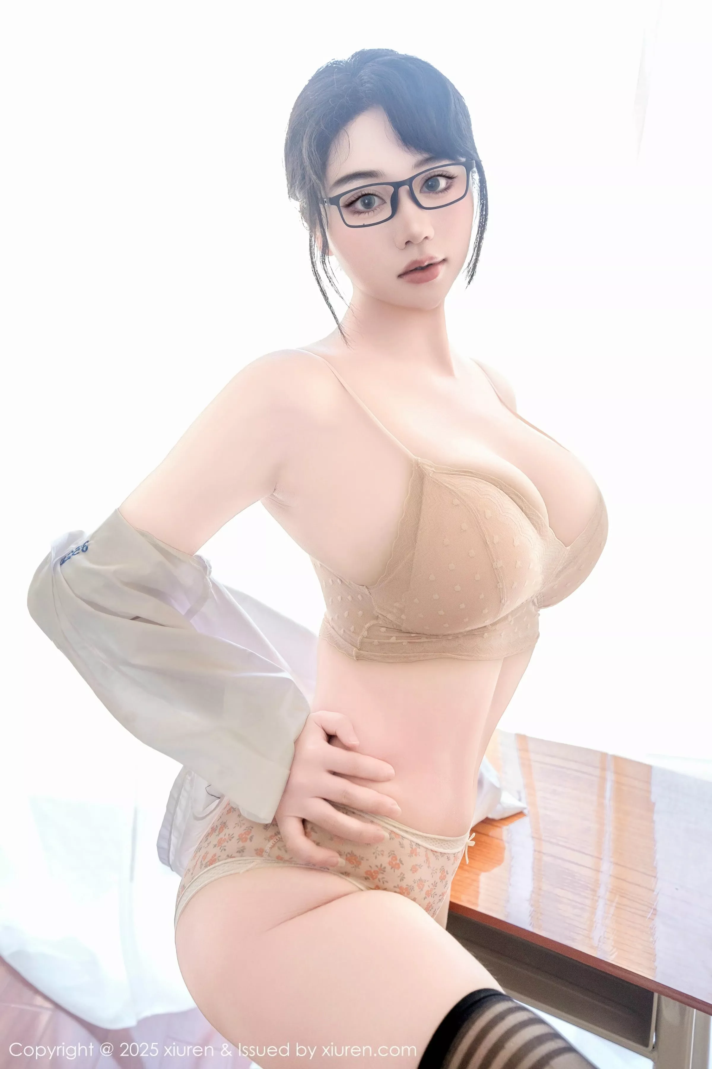 Xgyw.Org_[XiuRen秀人网]No.10530_模特汐汐爱吃草莓性感学妹服饰配黑色丝袜秀丰满身材诱惑写真85P