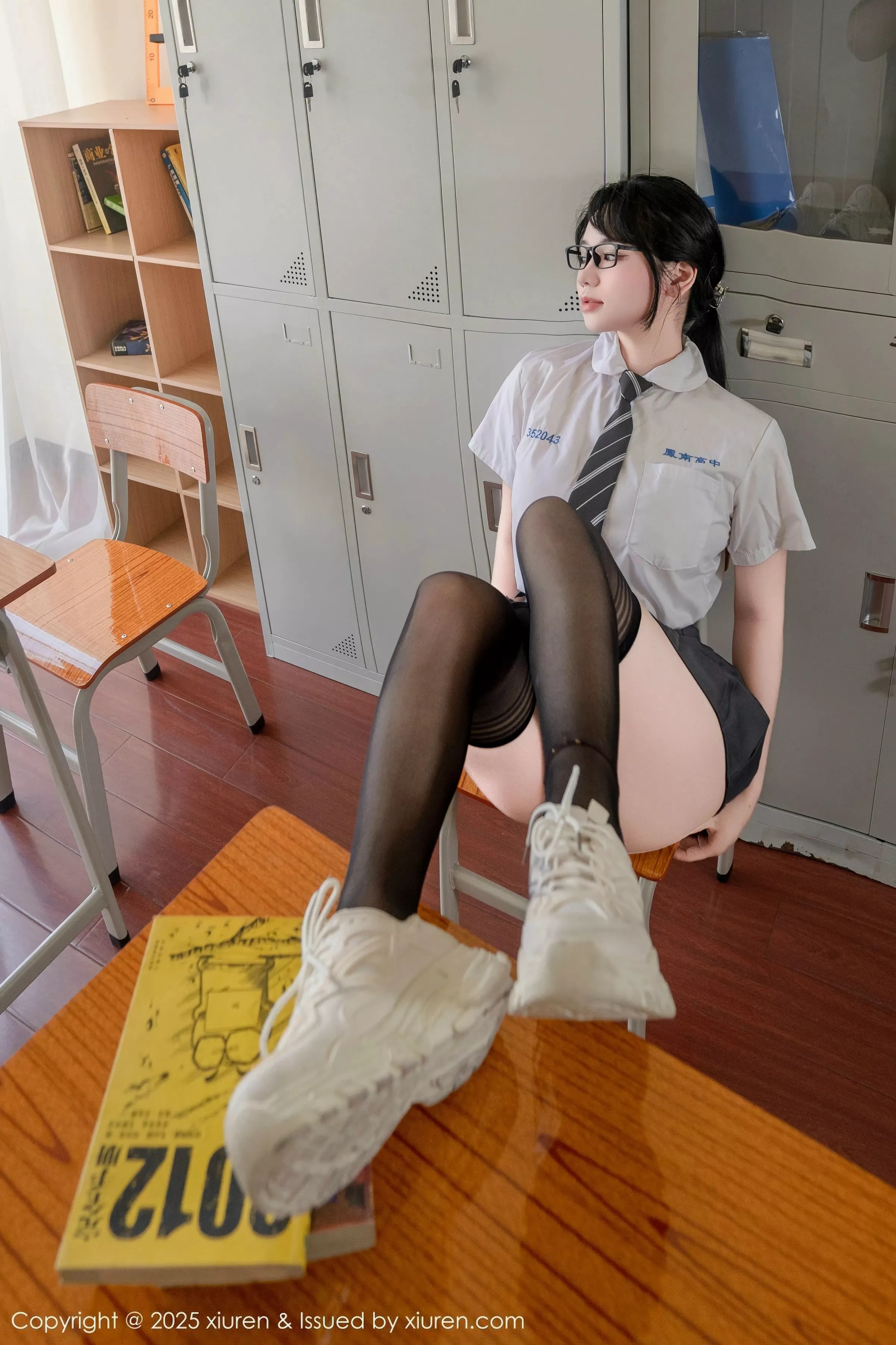 Xgyw.Org_[XiuRen秀人网]No.10530_模特汐汐爱吃草莓性感学妹服饰配黑色丝袜秀丰满身材诱惑写真85P