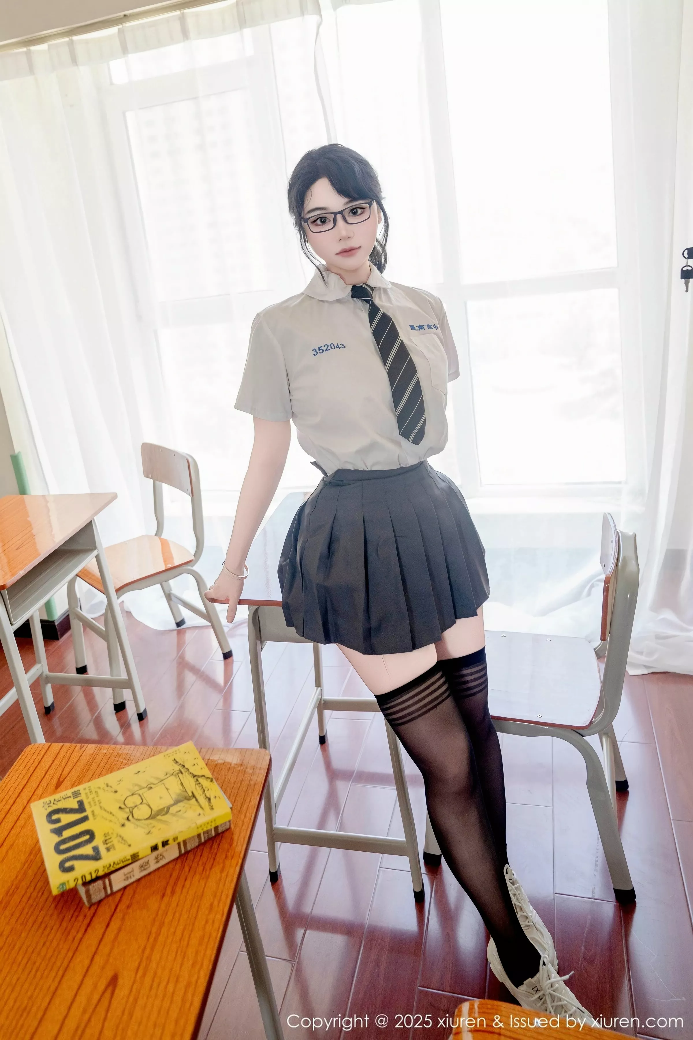 Xgyw.Org_[XiuRen秀人网]No.10530_模特汐汐爱吃草莓性感学妹服饰配黑色丝袜秀丰满身材诱惑写真85P