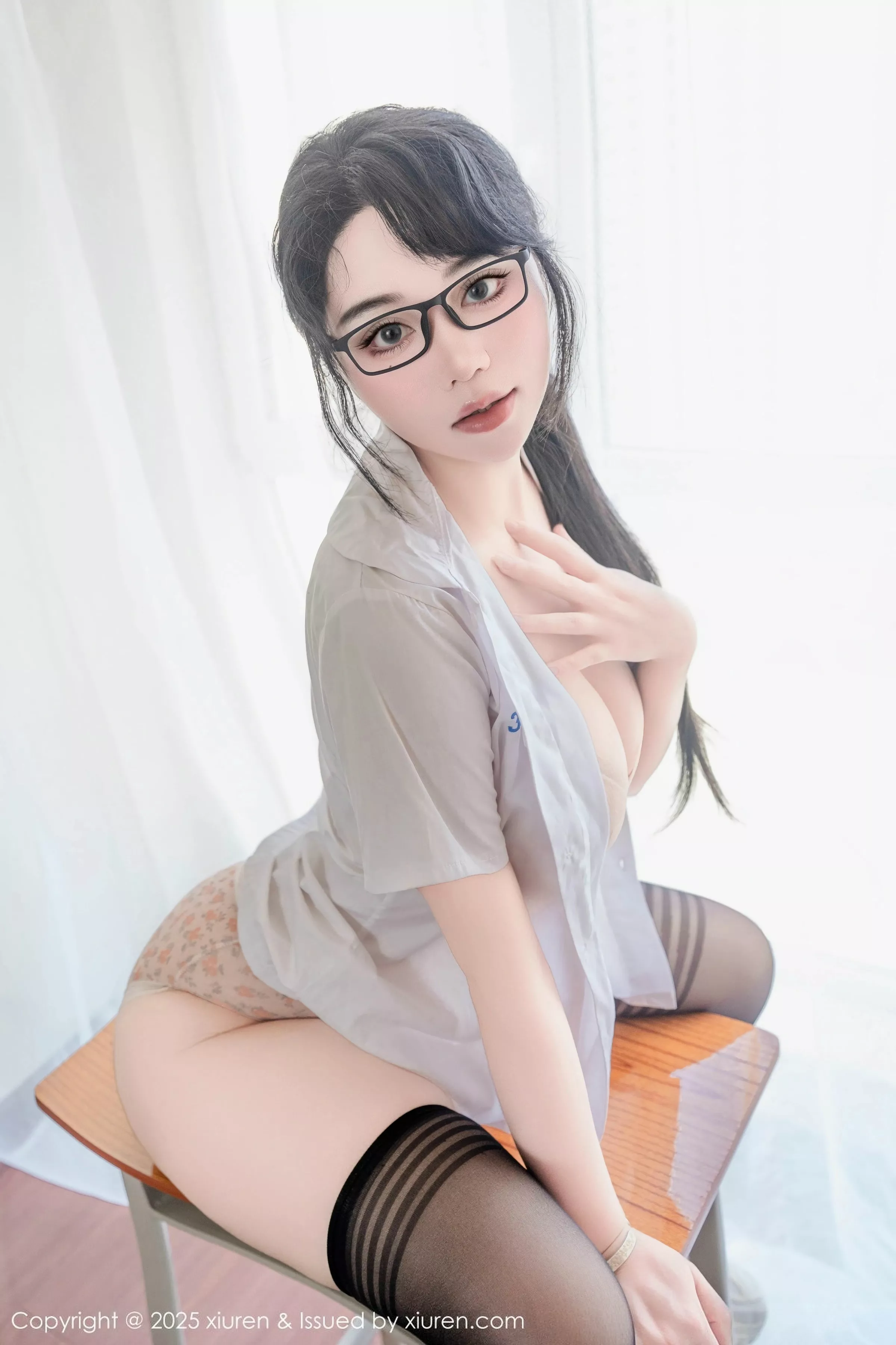 Xgyw.Org_[XiuRen秀人网]No.10530_模特汐汐爱吃草莓性感学妹服饰配黑色丝袜秀丰满身材诱惑写真85P