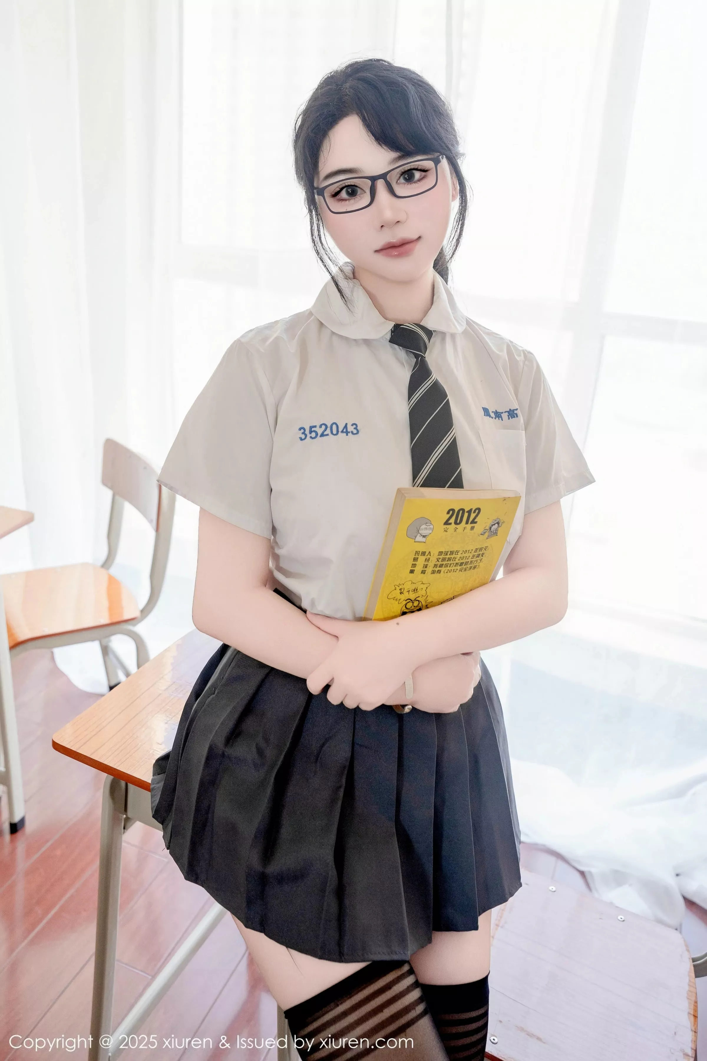 Xgyw.Org_[XiuRen秀人网]No.10530_模特汐汐爱吃草莓性感学妹服饰配黑色丝袜秀丰满身材诱惑写真85P