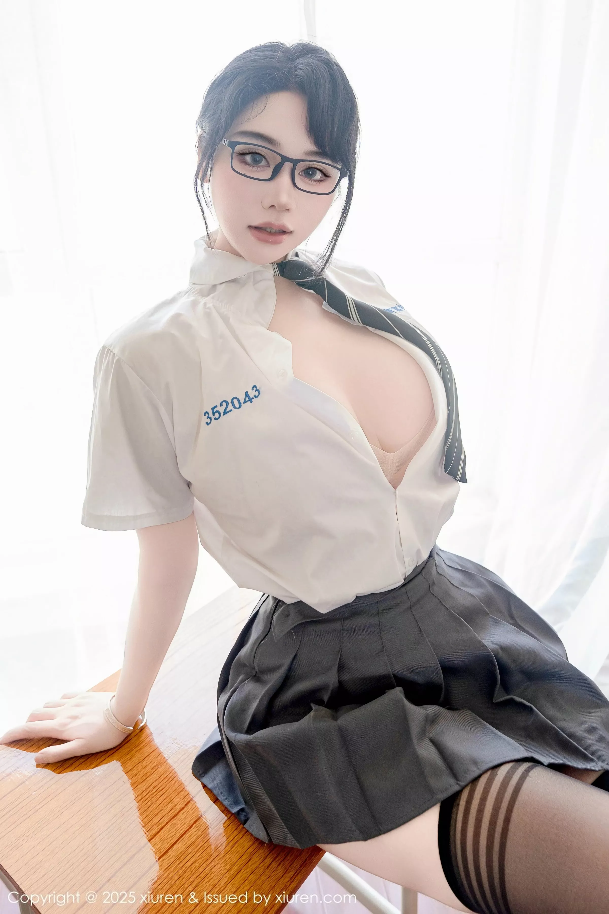 Xgyw.Org_[XiuRen秀人网]No.10530_模特汐汐爱吃草莓性感学妹服饰配黑色丝袜秀丰满身材诱惑写真85P