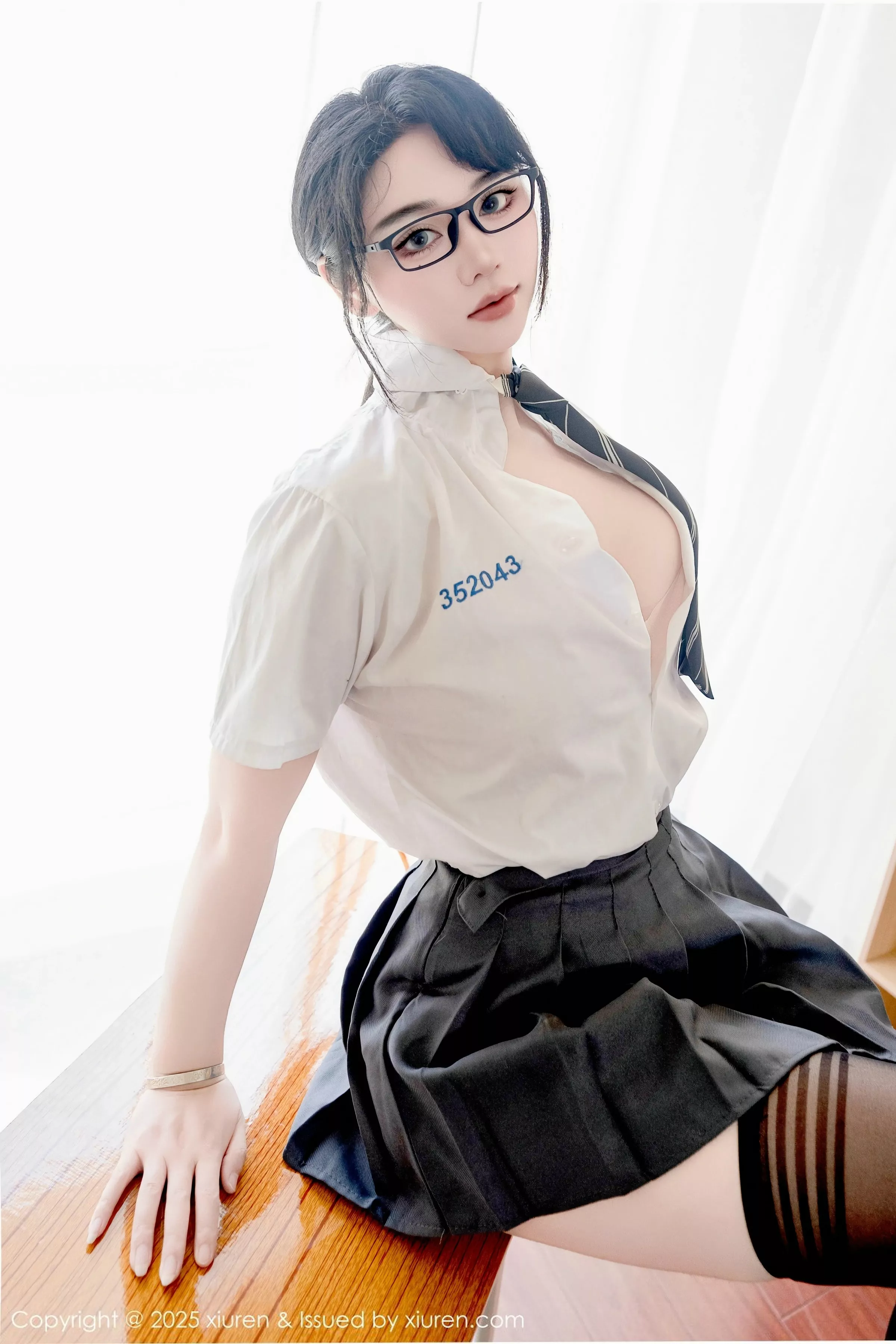 Xgyw.Org_[XiuRen秀人网]No.10530_模特汐汐爱吃草莓性感学妹服饰配黑色丝袜秀丰满身材诱惑写真85P