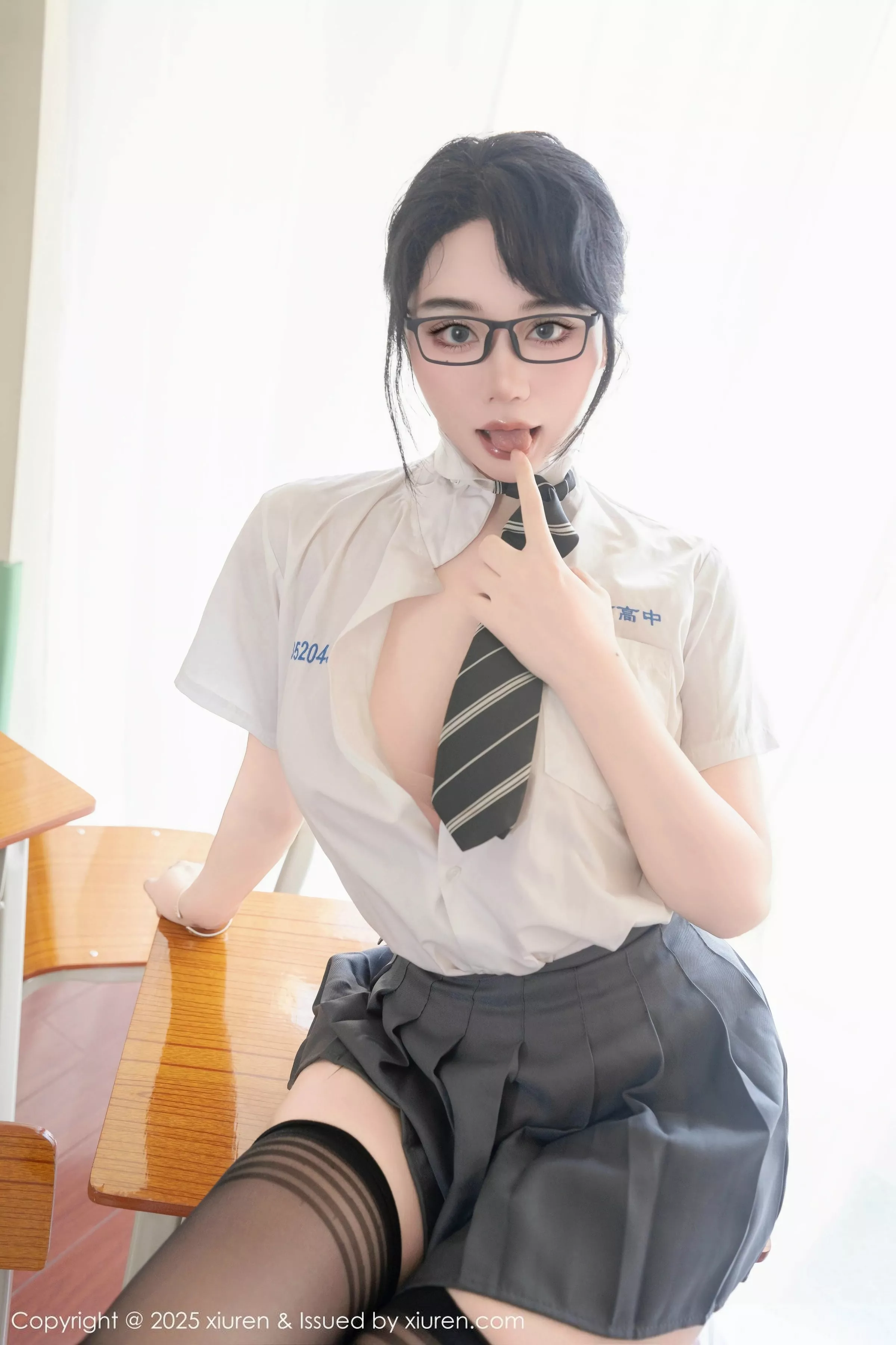 Xgyw.Org_[XiuRen秀人网]No.10530_模特汐汐爱吃草莓性感学妹服饰配黑色丝袜秀丰满身材诱惑写真85P