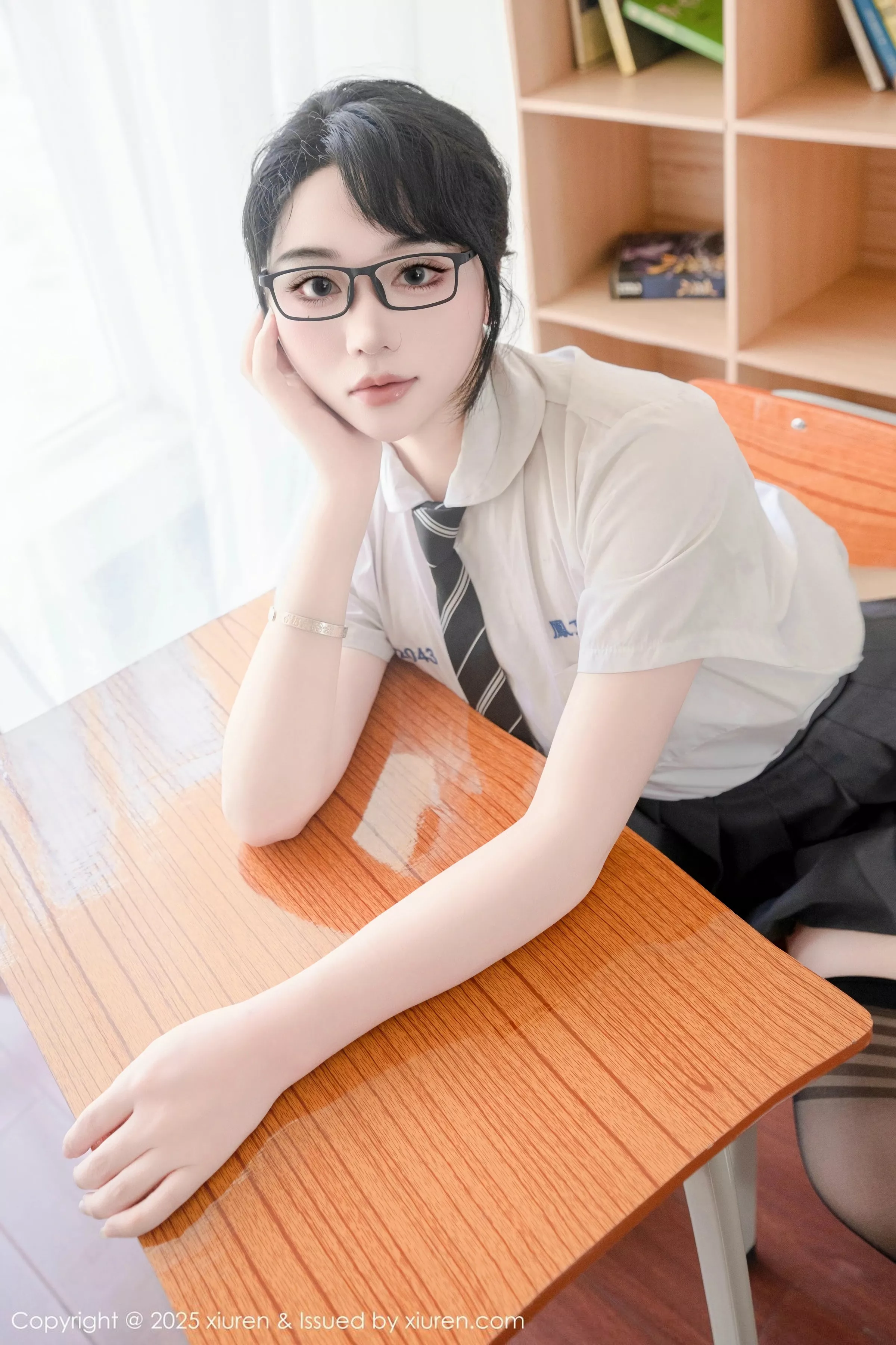 Xgyw.Org_[XiuRen秀人网]No.10530_模特汐汐爱吃草莓性感学妹服饰配黑色丝袜秀丰满身材诱惑写真85P