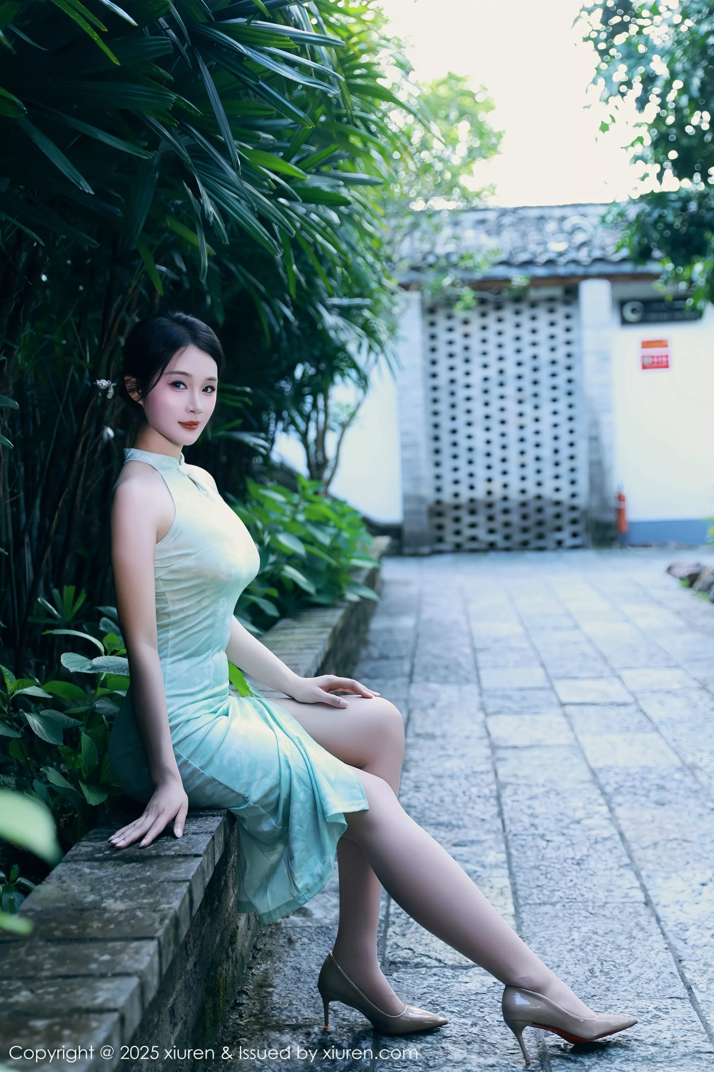 Xgyw.Org_[XiuRen秀人网]No.10538_模特南乔性感浅绿色旗袍服饰配超薄无内肉丝秀完美身材诱惑写真84P