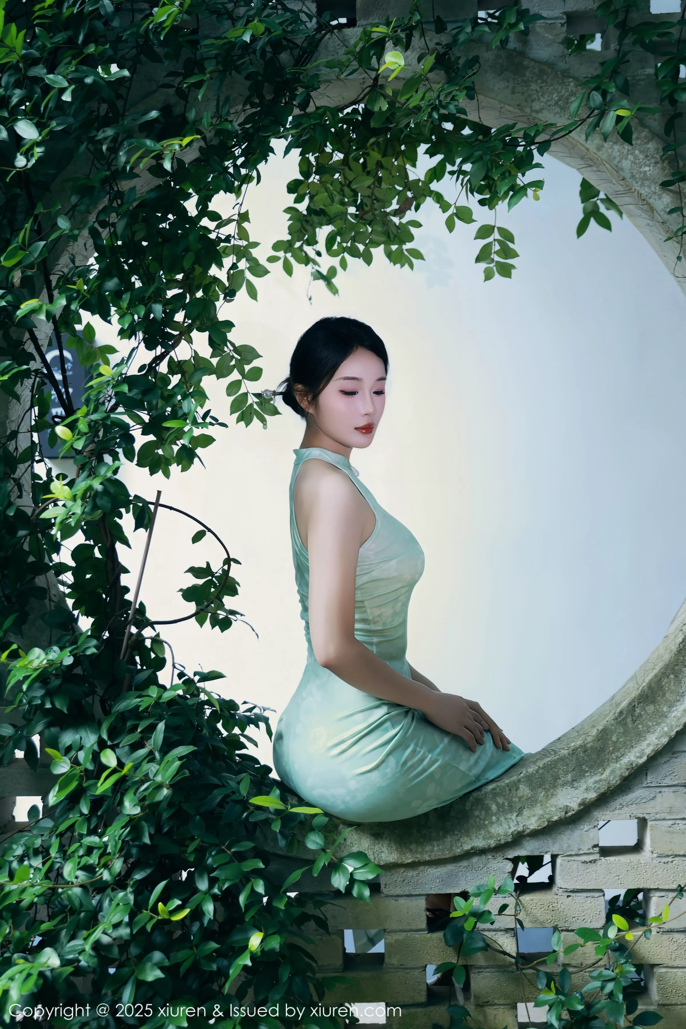Xgyw.Org_[XiuRen秀人网]No.10538_模特南乔性感浅绿色旗袍服饰配超薄无内肉丝秀完美身材诱惑写真84P