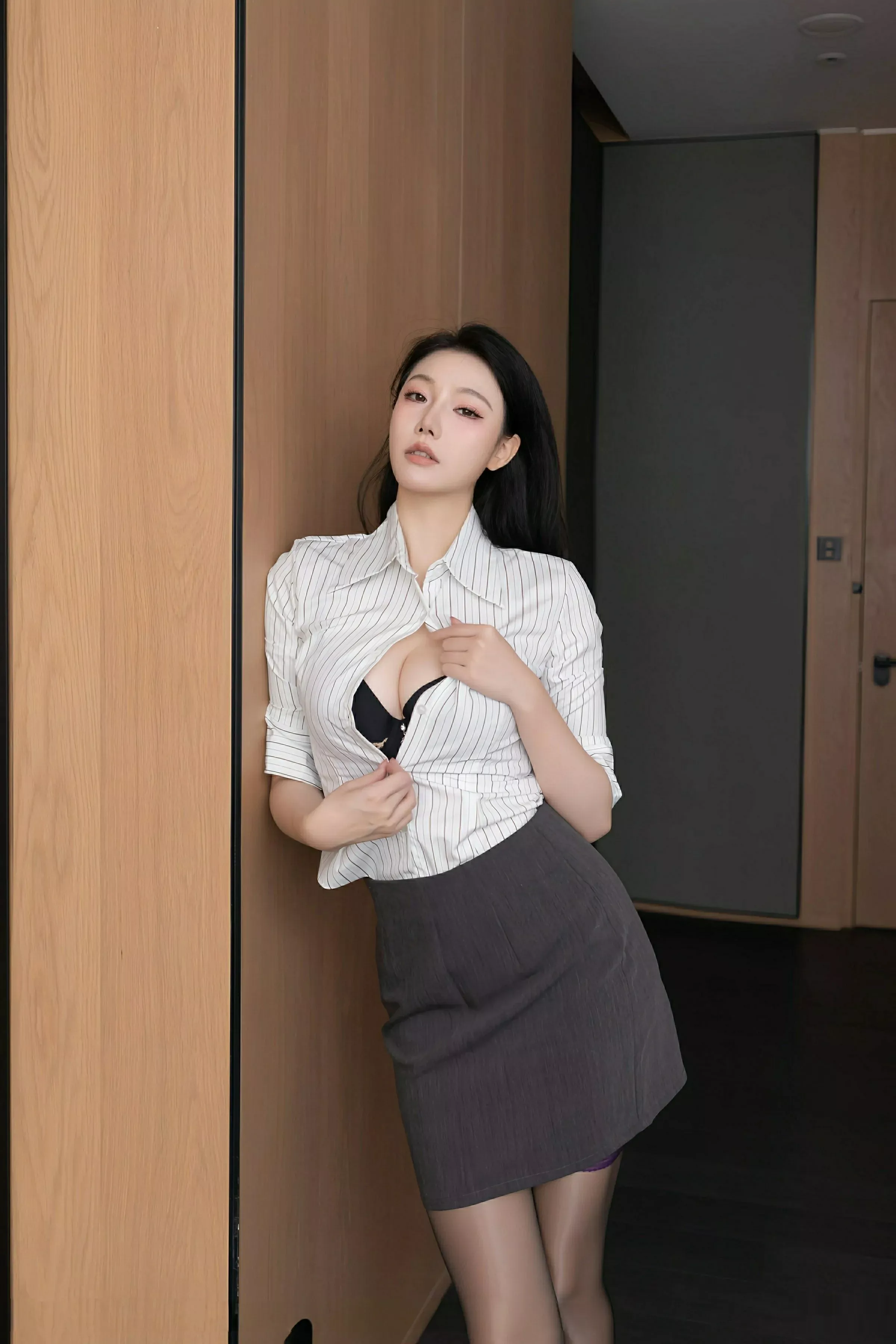 Xgyw.Org_[XiuRen秀人网]No.10623_模特安然anran性感OL服饰配黑丝吊袜秀曼妙身姿迷人诱惑写真80P