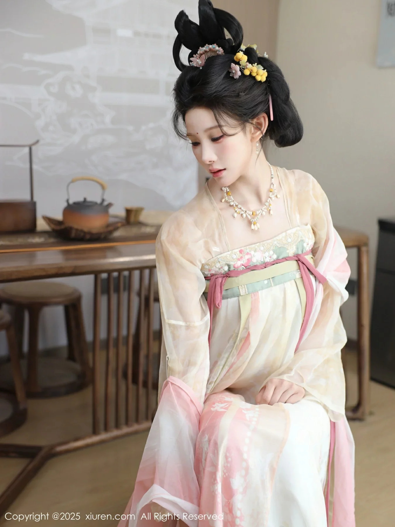 Xgyw.Org_[XiuRen秀人网]No.10645_模特梨霜儿古典主题性感浅色古装服饰秀丰腴身材迷人美腿写真82P