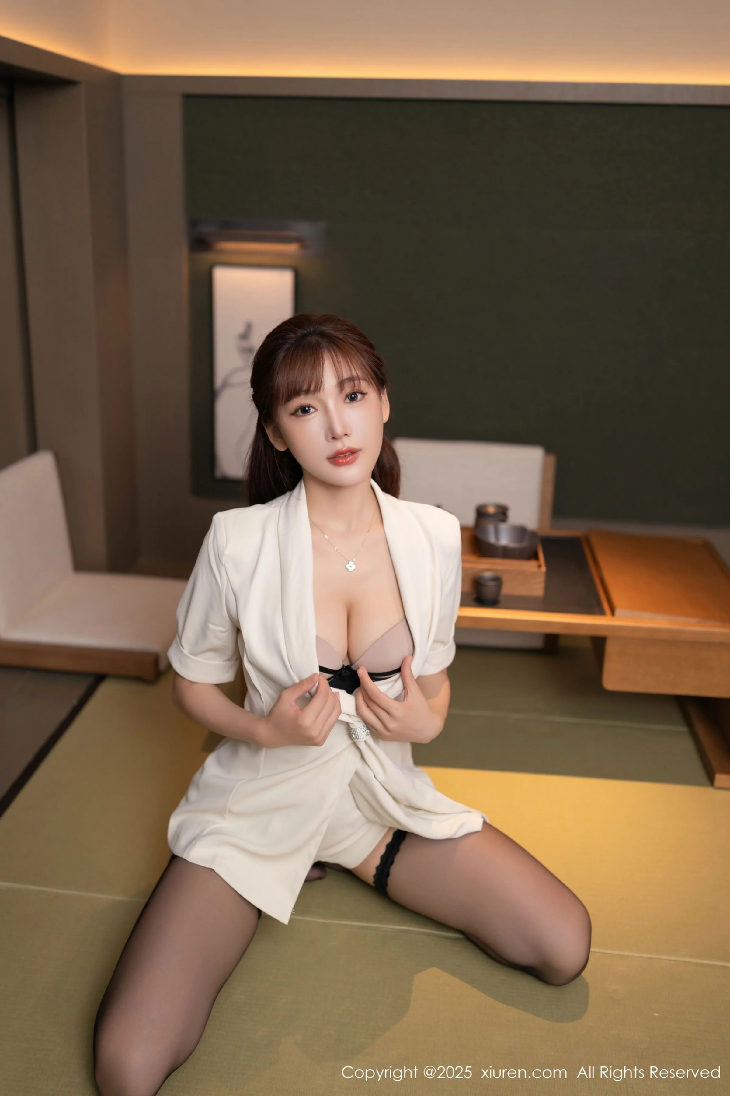 Xgyw.Org_[XiuRen秀人网]No.10650_模特陆萱萱性感白色西装露黑色内衣配超薄黑丝秀美腿诱惑写真70P