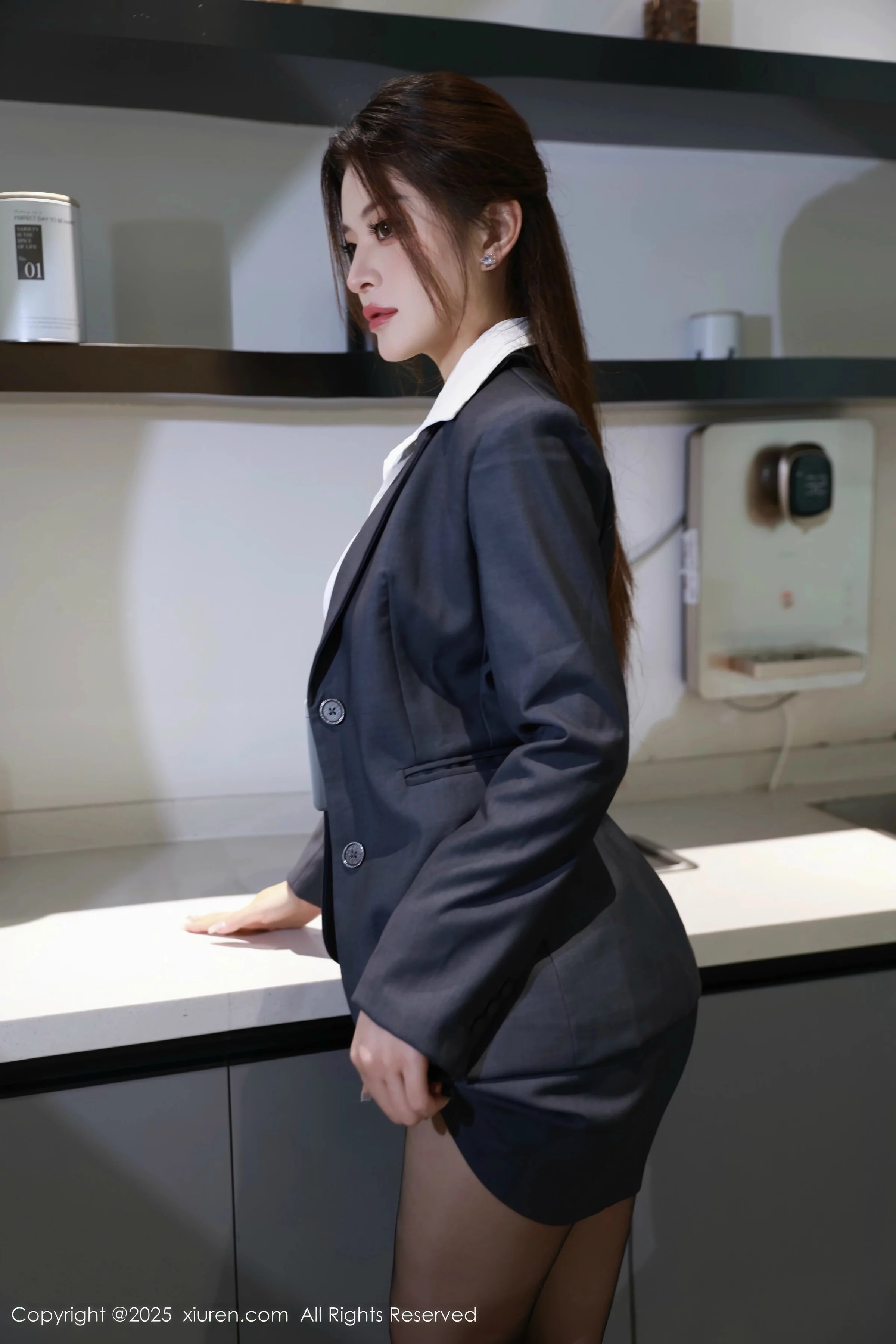 Xgyw.Org_[XiuRen秀人网]No.10646_新人模特阿依莎性感深色OL服饰露黑色内衣秀曼妙身姿诱惑写真72P