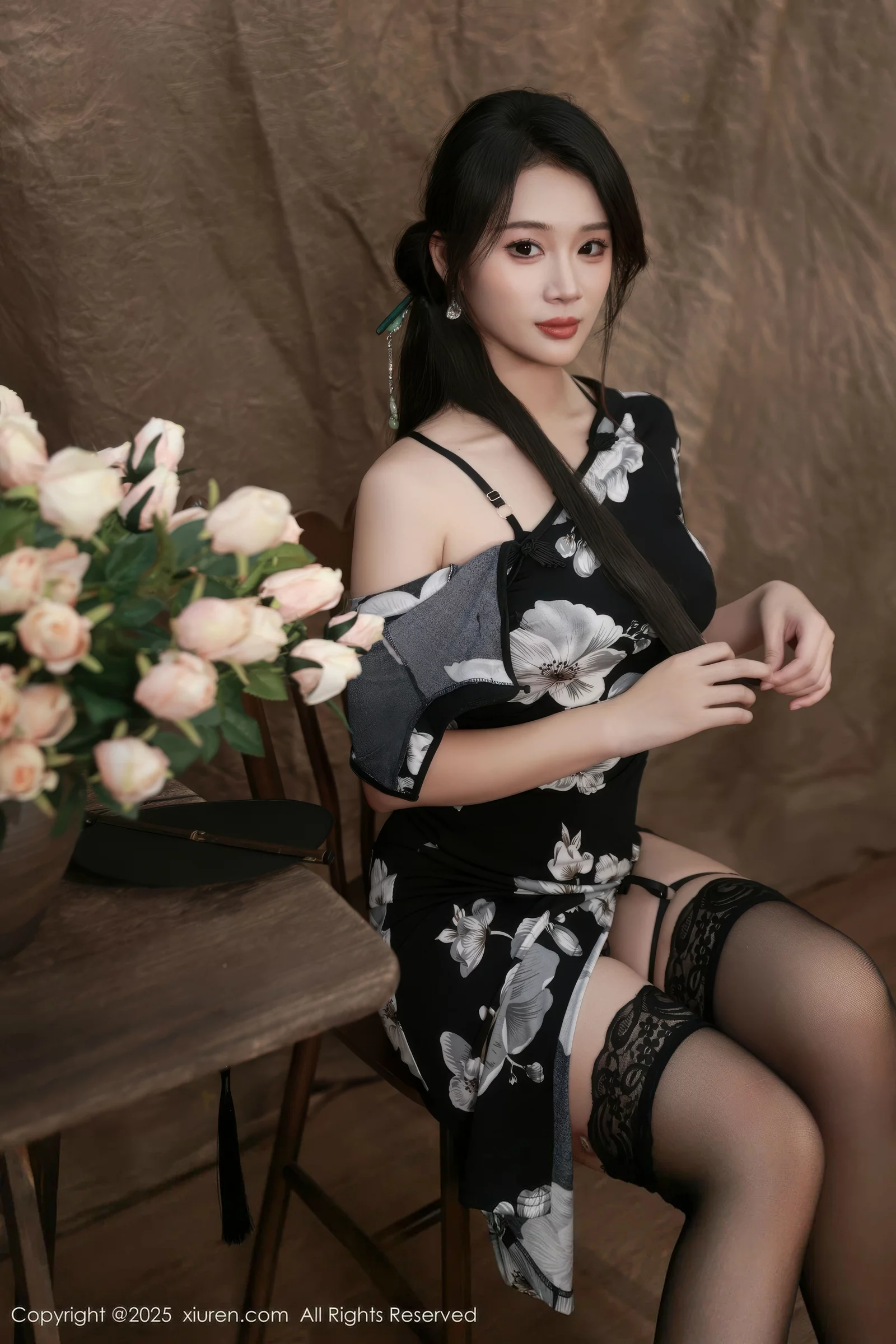 Xgyw.Org_[XiuRen秀人网]No.10655_模特南乔性感黑色旗袍露紫色情趣内衣配黑色丝袜秀美腿诱惑写真72P