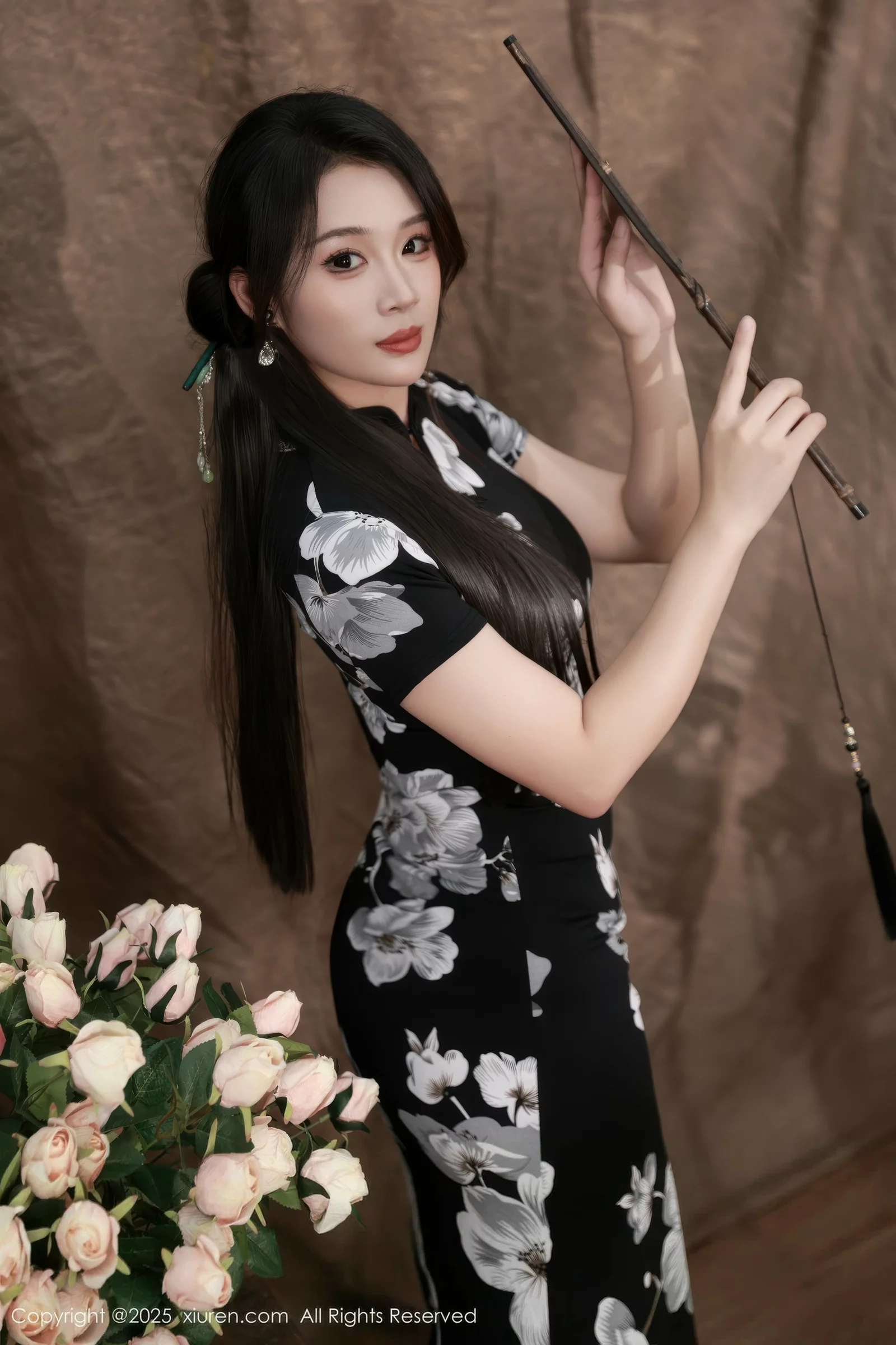 Xgyw.Org_[XiuRen秀人网]No.10655_模特南乔性感黑色旗袍露紫色情趣内衣配黑色丝袜秀美腿诱惑写真72P