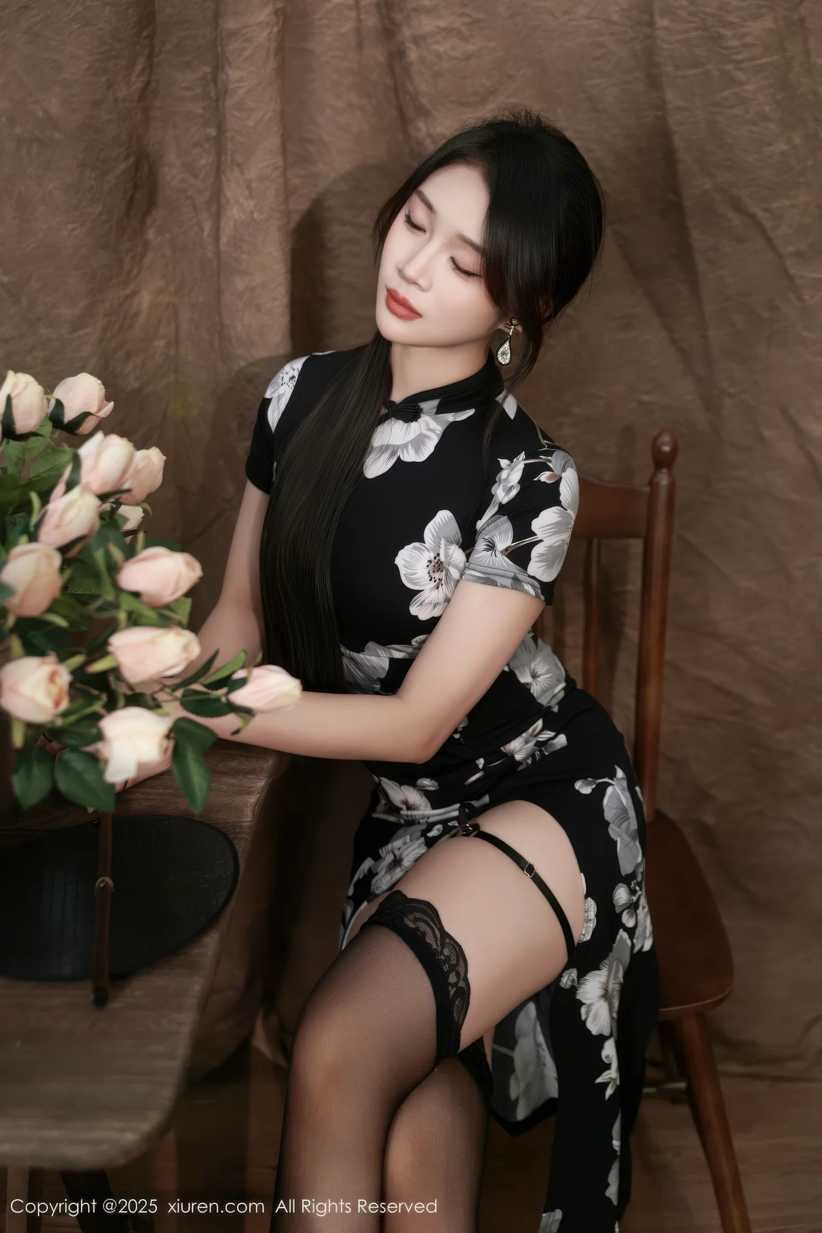 Xgyw.Org_[XiuRen秀人网]No.10655_模特南乔性感黑色旗袍露紫色情趣内衣配黑色丝袜秀美腿诱惑写真72P