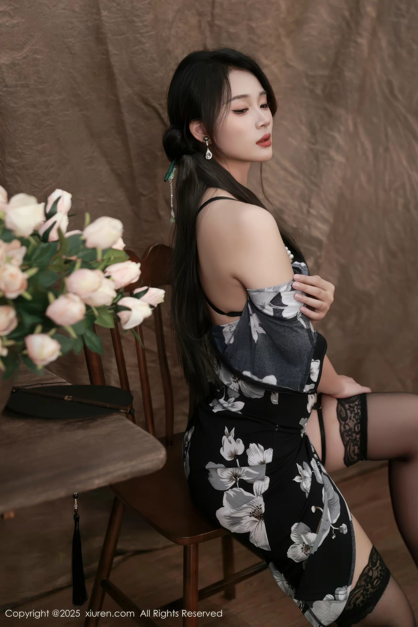 Xgyw.Org_[XiuRen秀人网]No.10655_模特南乔性感黑色旗袍露紫色情趣内衣配黑色丝袜秀美腿诱惑写真72P
