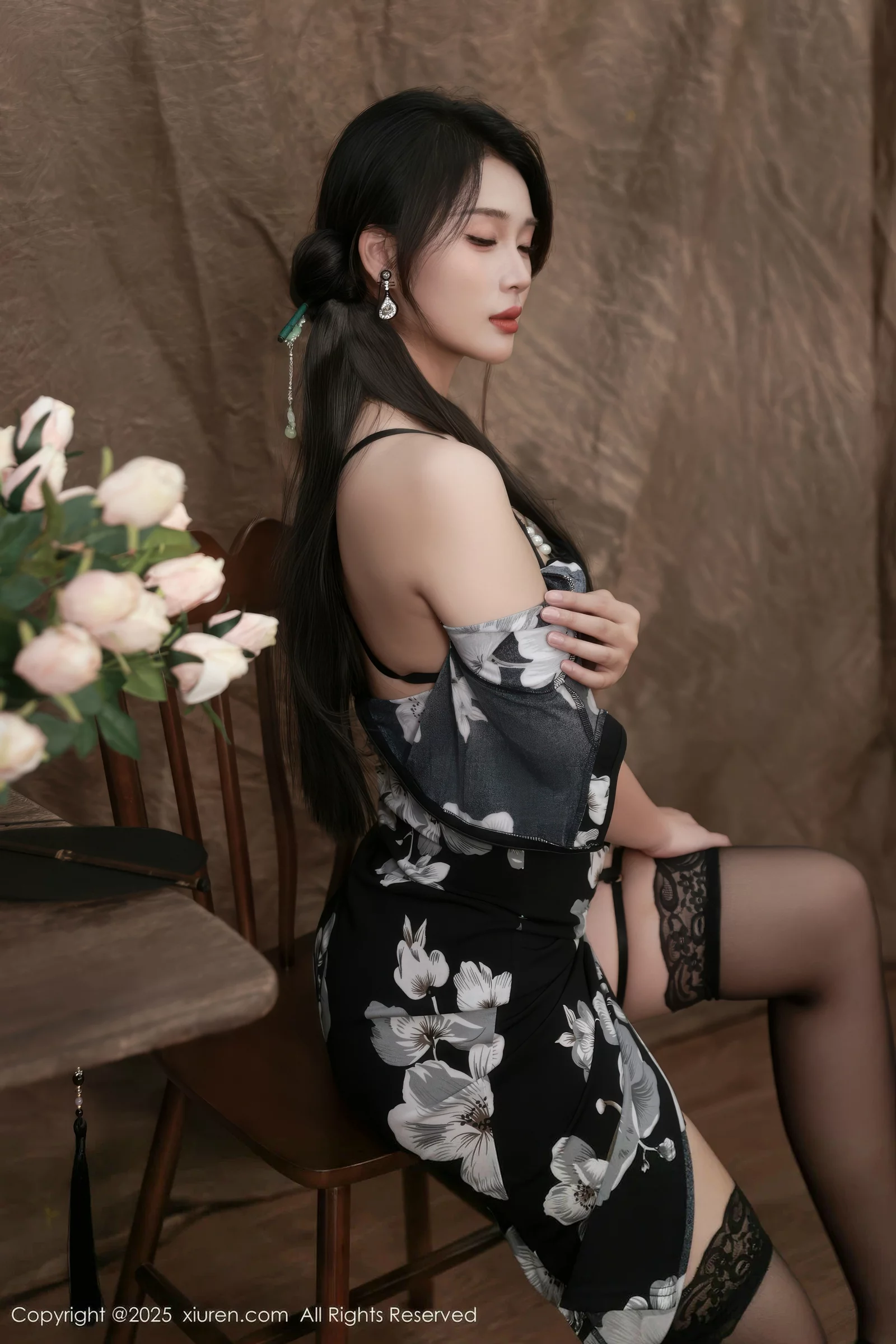 Xgyw.Org_[XiuRen秀人网]No.10655_模特南乔性感黑色旗袍露紫色情趣内衣配黑色丝袜秀美腿诱惑写真72P