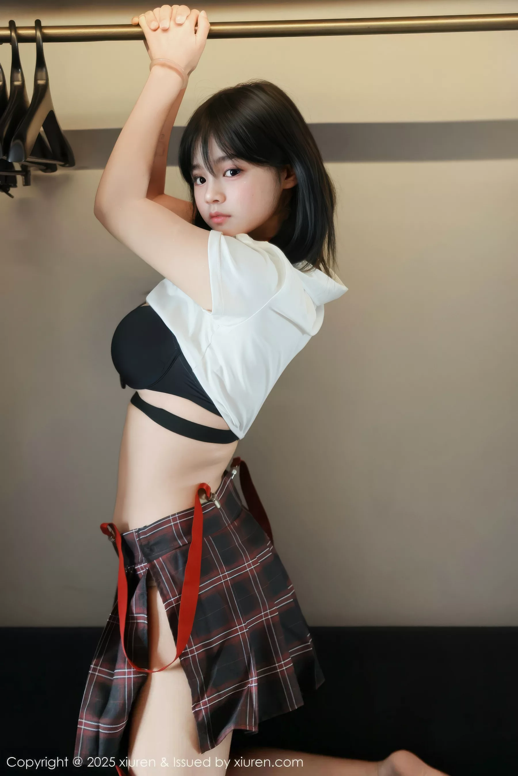 Xgyw.Org_[XiuRen秀人网]No.10774_模特小泠性感短款上衣露黑色内衣配格子裙秀丰满身材诱惑写真58P