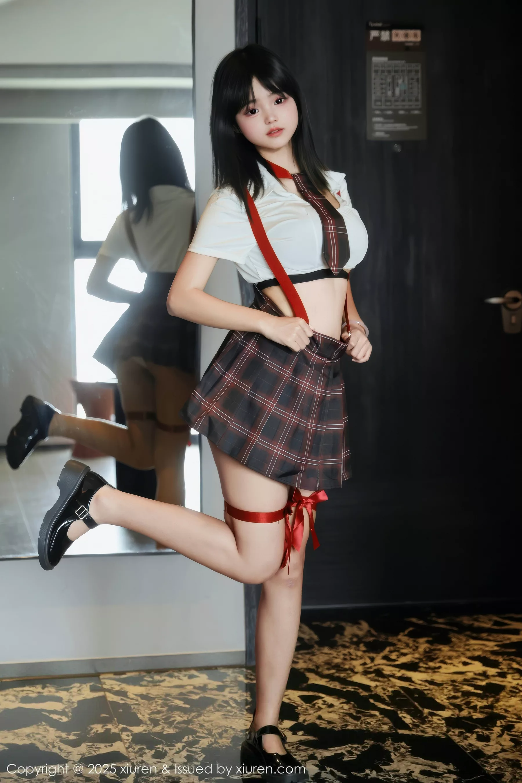 Xgyw.Org_[XiuRen秀人网]No.10774_模特小泠性感短款上衣露黑色内衣配格子裙秀丰满身材诱惑写真58P