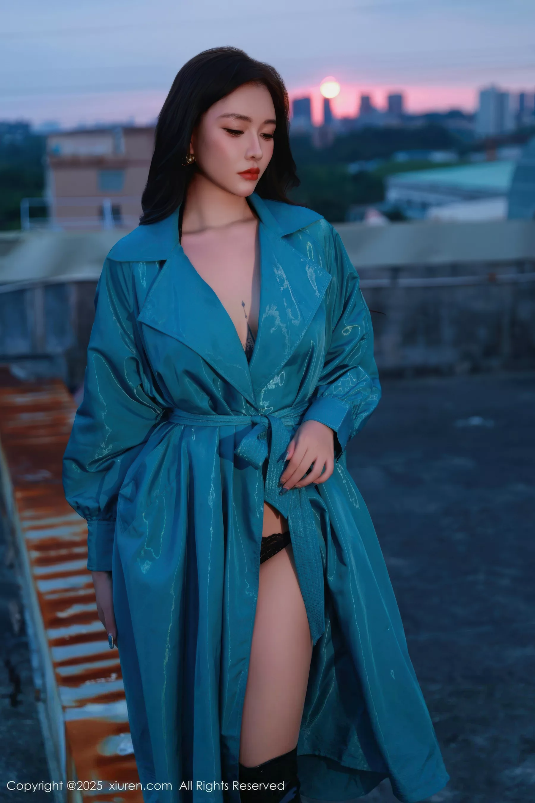Xgyw.Org_[XiuRen秀人网]No.10776_模特娜比性感蓝色风衣露黑色蕾丝情趣内衣秀凹凸身材诱惑写真82P