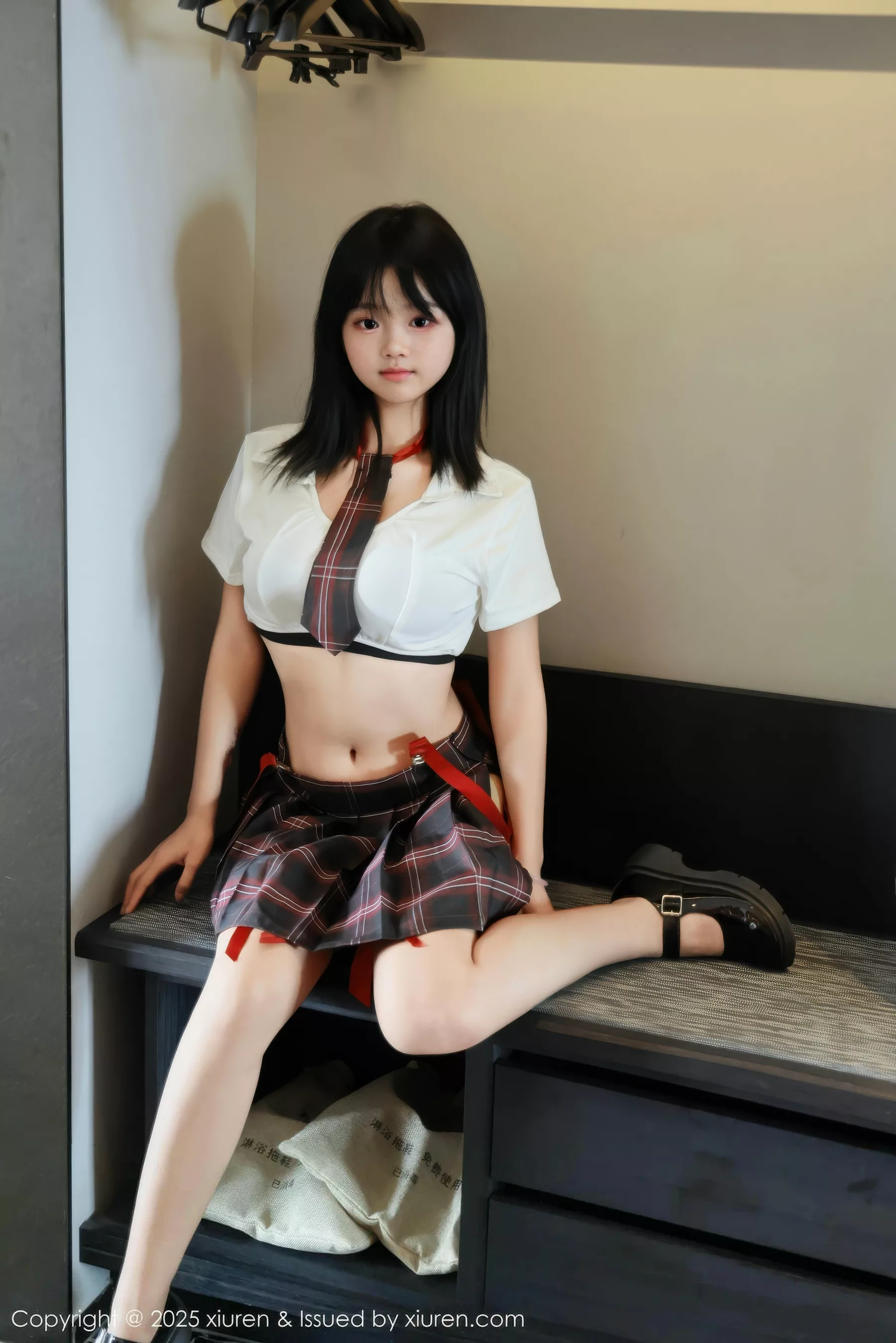 Xgyw.Org_[XiuRen秀人网]No.10774_模特小泠性感短款上衣露黑色内衣配格子裙秀丰满身材诱惑写真58P