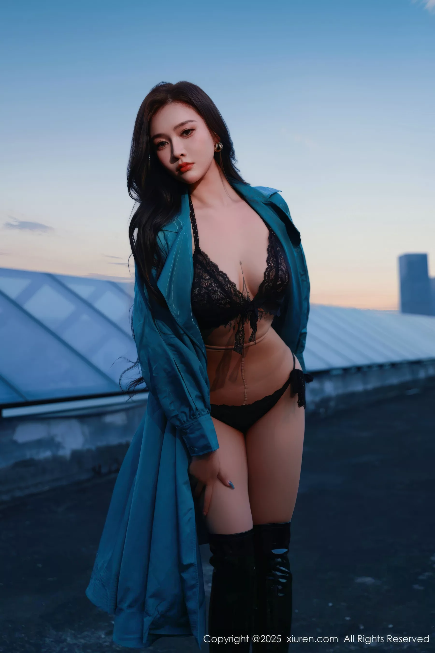 Xgyw.Org_[XiuRen秀人网]No.10776_模特娜比性感蓝色风衣露黑色蕾丝情趣内衣秀凹凸身材诱惑写真82P
