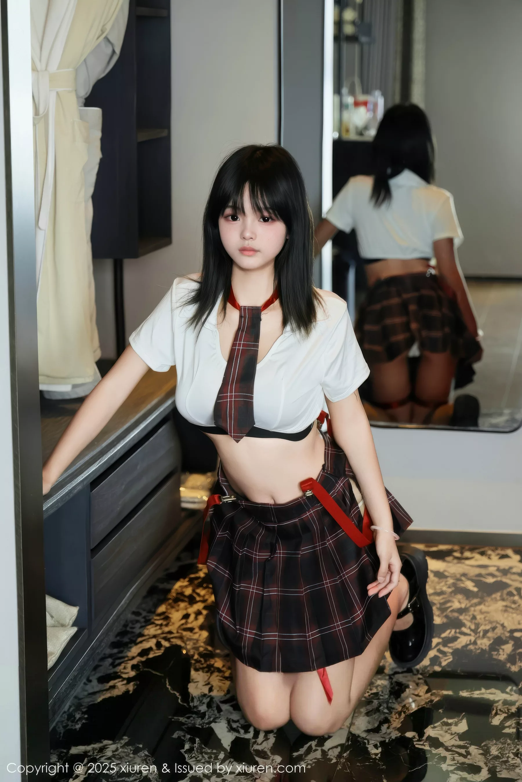 Xgyw.Org_[XiuRen秀人网]No.10774_模特小泠性感短款上衣露黑色内衣配格子裙秀丰满身材诱惑写真58P