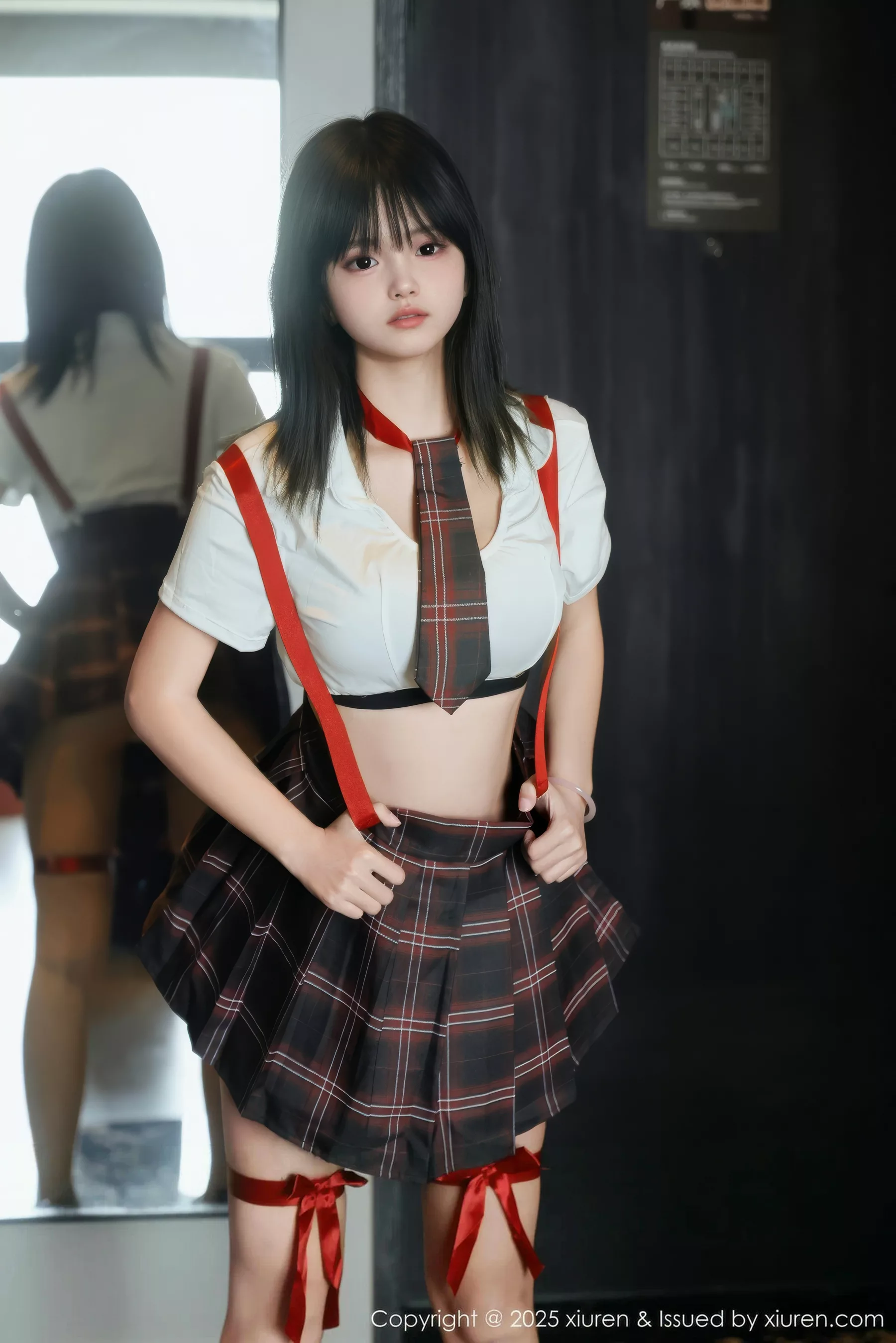 Xgyw.Org_[XiuRen秀人网]No.10774_模特小泠性感短款上衣露黑色内衣配格子裙秀丰满身材诱惑写真58P