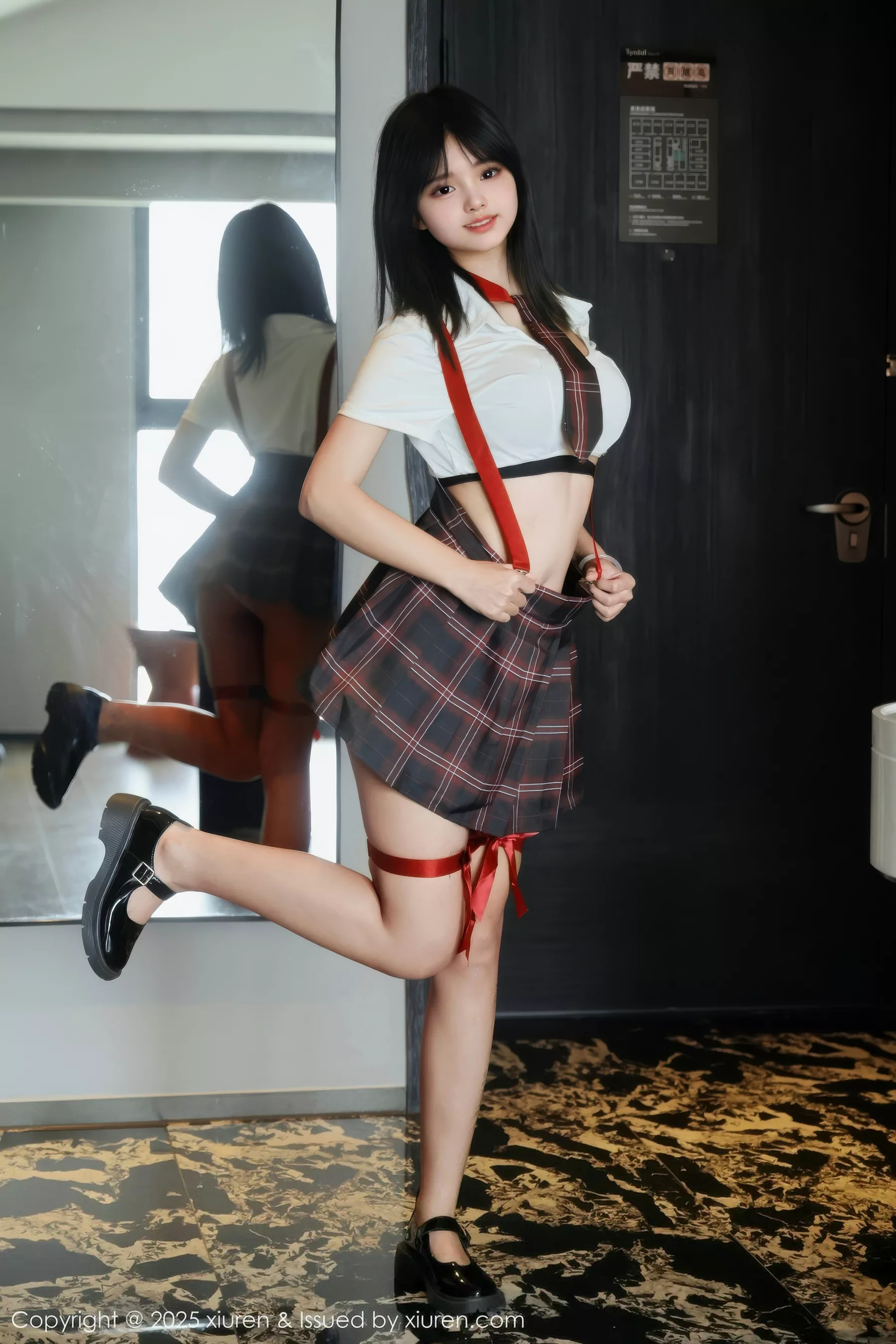 Xgyw.Org_[XiuRen秀人网]No.10774_模特小泠性感短款上衣露黑色内衣配格子裙秀丰满身材诱惑写真58P