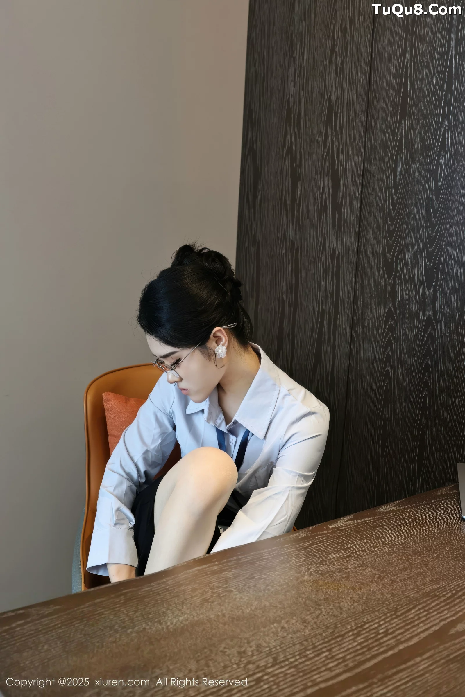 Xgyw.Org_[XiuRen秀人网]No.10674_模特糯梨子性感蓝色衬衫配黑短裙露超薄肉丝秀曼妙身姿诱惑写真60P