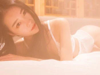 [PartyCat轰趴猫]No.035_白色蕾丝内衣妹子私房床上半脱秀性感美背迷人诱惑写真50P