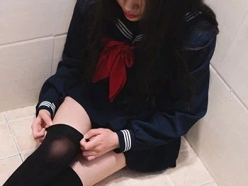 [喵糖映画]Vol.410_JK制服美少女私房浴室黑短裙下黑丝袜湿身秀美腿诱惑写真29P
