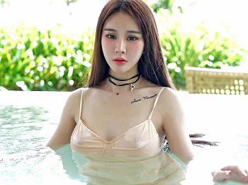 [FeiLin嗲囡囡]VOL.018_嫩模女神Cheryl青树水中比基尼凸点诱惑写真48P