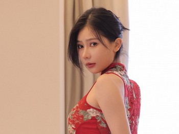 XiuRen第8871期_模特尹甜甜性感红色旗袍服饰配红丝吊袜半撩秀翘臀美腿诱惑写真92P