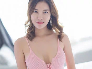 [IMISS爱蜜社]Vol.222_嫩模依依Yiyi粉色低胸吊带衣配白色蕾丝内裤完美诱惑写真33P